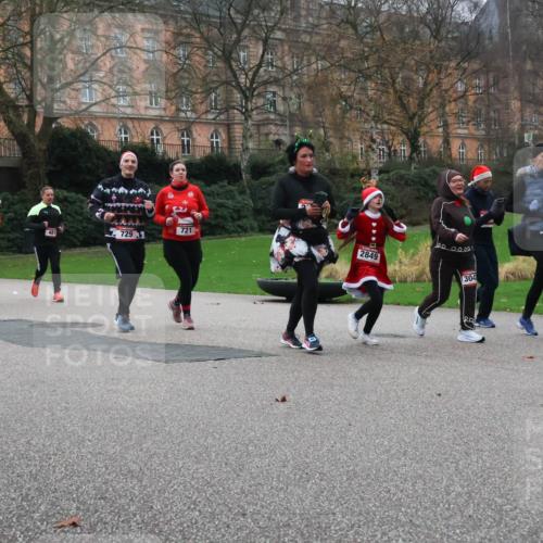 08.12.2024 - St. Pauli X-Mass-Run No. 14 Strokosch-Dieckow http://msf.ph/oto/7507255 08.12.2024 09:44:35 Laufen 477, 721, 481, 7291, 2849, 304 meine-sportfotos.de