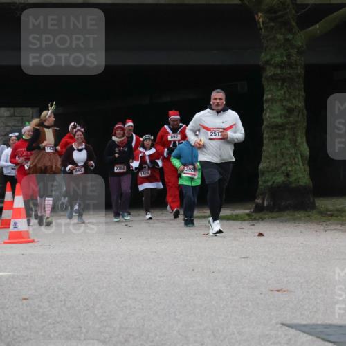 08.12.2024 - St. Pauli X-Mass-Run No. 14 Strokosch-Dieckow http://msf.ph/oto/7507266 08.12.2024 09:44:37 Laufen 1423, 892, 2512, 485, 2360, 1426, 2929, 1310 meine-sportfotos.de