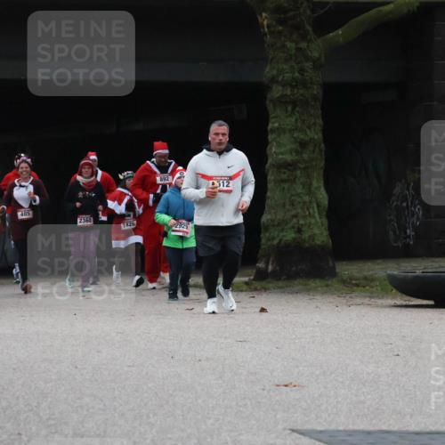 08.12.2024 - St. Pauli X-Mass-Run No. 14 Strokosch-Dieckow http://msf.ph/oto/7507267 08.12.2024 09:44:37 Laufen 1423, 485, 2360, 1426, 2929, 892, 512, 1310 meine-sportfotos.de