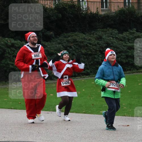08.12.2024 - St. Pauli X-Mass-Run No. 14 Strokosch-Dieckow http://msf.ph/oto/7507290 08.12.2024 09:44:45 Laufen 2360, 892, 1426, 2929, 2929 meine-sportfotos.de