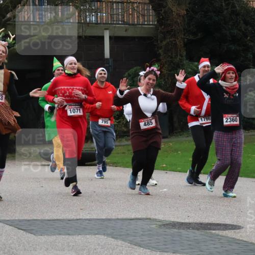 08.12.2024 - St. Pauli X-Mass-Run No. 14 Strokosch-Dieckow http://msf.ph/oto/7507298 08.12.2024 09:44:47 Laufen 1423, 1071, 795, 485, 1786, 2360 meine-sportfotos.de