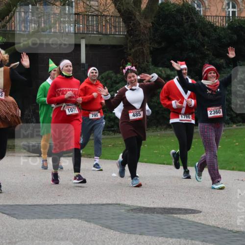 08.12.2024 - St. Pauli X-Mass-Run No. 14 Strokosch-Dieckow http://msf.ph/oto/7507302 08.12.2024 09:44:47 Laufen 1423, 1071, 795, 485, 1786, 2360 meine-sportfotos.de