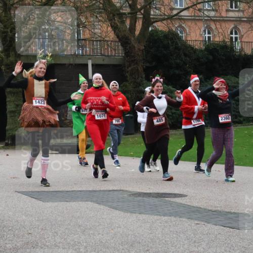 08.12.2024 - St. Pauli X-Mass-Run No. 14 Strokosch-Dieckow http://msf.ph/oto/7507307 08.12.2024 09:44:47 Laufen 1423, 885, 1071, 795, 485, 1786, 2360 meine-sportfotos.de