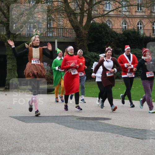 08.12.2024 - St. Pauli X-Mass-Run No. 14 Strokosch-Dieckow http://msf.ph/oto/7507311 08.12.2024 09:44:48 Laufen 275, 1423, 1071, 795, 485, 1786, 2360 meine-sportfotos.de