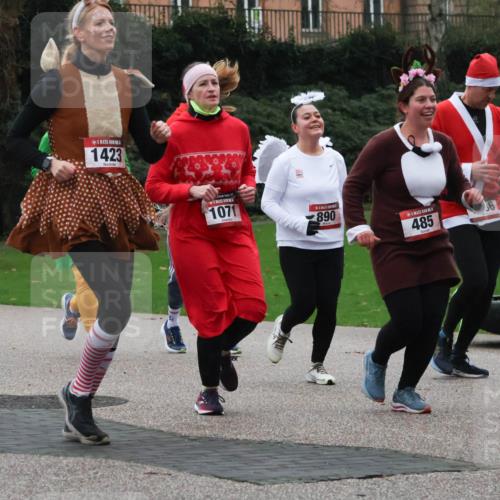 08.12.2024 - St. Pauli X-Mass-Run No. 14 Strokosch-Dieckow http://msf.ph/oto/7507314 08.12.2024 09:44:49 Laufen 1423, 1071, 890, 485, 2 meine-sportfotos.de
