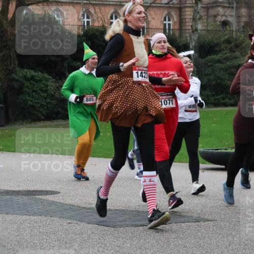 08.12.2024 - St. Pauli X-Mass-Run No. 14 Strokosch-Dieckow http://msf.ph/oto/7507317 08.12.2024 09:44:50 Laufen 885, 1423, 1071, 485, 786 meine-sportfotos.de
