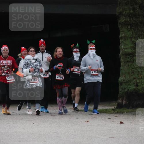 08.12.2024 - St. Pauli X-Mass-Run No. 14 Strokosch-Dieckow http://msf.ph/oto/7507319 08.12.2024 09:44:51 Laufen 1156, 1156, 1159, 190, 2205, 2755, 2755, 2753 meine-sportfotos.de