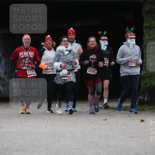 08.12.2024 - St. Pauli X-Mass-Run No. 14 Strokosch-Dieckow http://msf.ph/oto/7507327 08.12.2024 09:44:51 Laufen 1587, 1156, 175, 2205, 55, 2753, 2755 meine-sportfotos.de