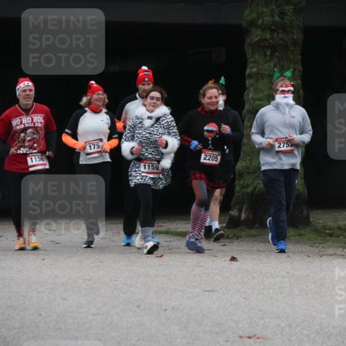 08.12.2024 - St. Pauli X-Mass-Run No. 14 Strokosch-Dieckow http://msf.ph/oto/7507339 08.12.2024 09:44:52 Laufen 1587, 175, 1156, 2205, 1159, 2753 meine-sportfotos.de