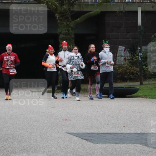 08.12.2024 - St. Pauli X-Mass-Run No. 14 Strokosch-Dieckow http://msf.ph/oto/7507355 08.12.2024 09:44:54 Laufen 394, 1587, 1156, 196, 2205, 2756 meine-sportfotos.de
