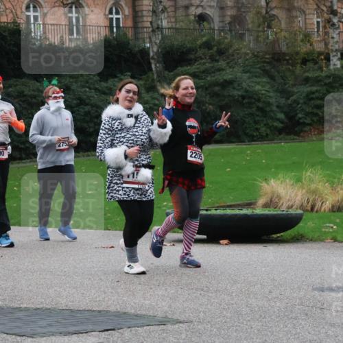 08.12.2024 - St. Pauli X-Mass-Run No. 14 Strokosch-Dieckow http://msf.ph/oto/7507361 08.12.2024 09:44:59 Laufen 75, 190, 2753, 2205 meine-sportfotos.de