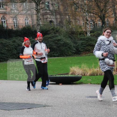 08.12.2024 - St. Pauli X-Mass-Run No. 14 Strokosch-Dieckow http://msf.ph/oto/7507371 08.12.2024 09:45:00 Laufen 2755, 175, 190, 1159, 2205 meine-sportfotos.de
