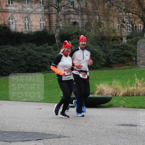 08.12.2024 - St. Pauli X-Mass-Run No. 14 Strokosch-Dieckow http://msf.ph/oto/7507374 08.12.2024 09:45:01 Laufen 1156, 2755, 175, 190 meine-sportfotos.de