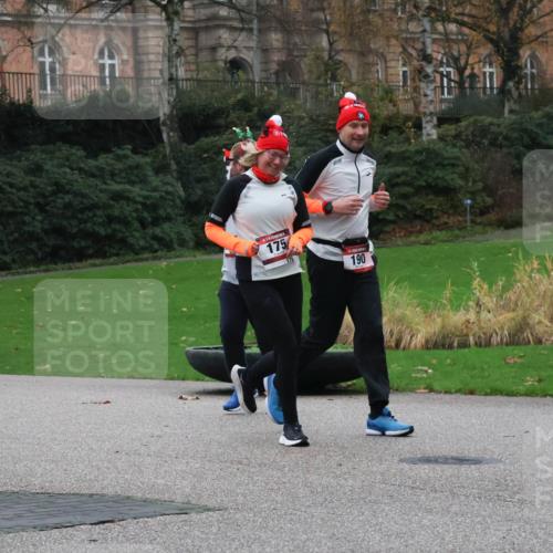 08.12.2024 - St. Pauli X-Mass-Run No. 14 Strokosch-Dieckow http://msf.ph/oto/7507376 08.12.2024 09:45:01 Laufen 10, 1156, 115, 175, 190 meine-sportfotos.de