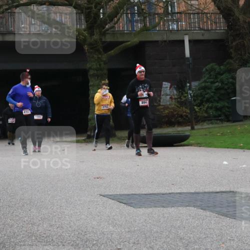08.12.2024 - St. Pauli X-Mass-Run No. 14 Strokosch-Dieckow http://msf.ph/oto/7507398 08.12.2024 09:45:04 Laufen 2514, 2751, 894, 2752, 1587 meine-sportfotos.de