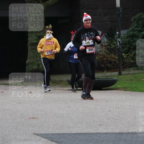 08.12.2024 - St. Pauli X-Mass-Run No. 14 Strokosch-Dieckow http://msf.ph/oto/7507400 08.12.2024 09:45:04 Laufen 2751, 587, 2752, 27, 894 meine-sportfotos.de