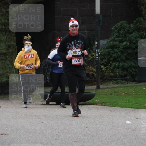 08.12.2024 - St. Pauli X-Mass-Run No. 14 Strokosch-Dieckow http://msf.ph/oto/7507404 08.12.2024 09:45:04 Laufen 2752, 27, 894 meine-sportfotos.de