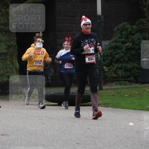 08.12.2024 - St. Pauli X-Mass-Run No. 14 Strokosch-Dieckow http://msf.ph/oto/7507405 08.12.2024 09:45:05 Laufen 2752, 2749, 894 meine-sportfotos.de