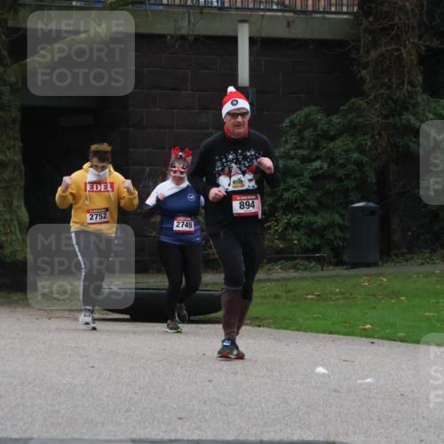 08.12.2024 - St. Pauli X-Mass-Run No. 14 Strokosch-Dieckow http://msf.ph/oto/7507409 08.12.2024 09:45:05 Laufen 2752, 2749, 894 meine-sportfotos.de