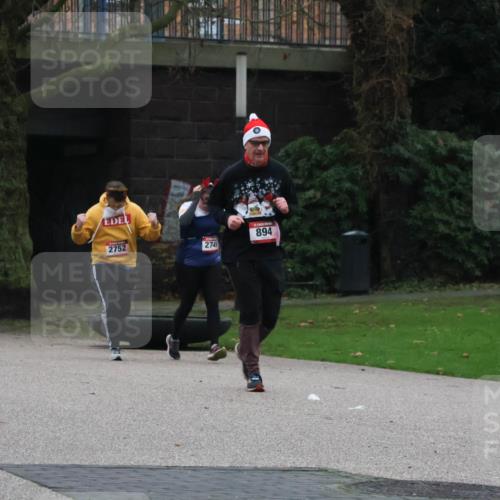 08.12.2024 - St. Pauli X-Mass-Run No. 14 Strokosch-Dieckow http://msf.ph/oto/7507410 08.12.2024 09:45:05 Laufen 2751, 2752, 2749, 894 meine-sportfotos.de