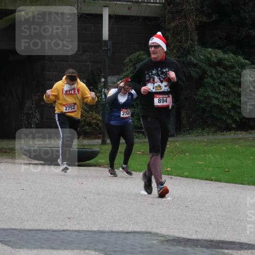 08.12.2024 - St. Pauli X-Mass-Run No. 14 Strokosch-Dieckow http://msf.ph/oto/7507416 08.12.2024 09:45:06 Laufen 2751, 2752, 2749, 894 meine-sportfotos.de