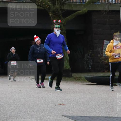 08.12.2024 - St. Pauli X-Mass-Run No. 14 Strokosch-Dieckow http://msf.ph/oto/7507418 08.12.2024 09:45:06 Laufen 1587, 2513, 2751, 2752, 2749 meine-sportfotos.de