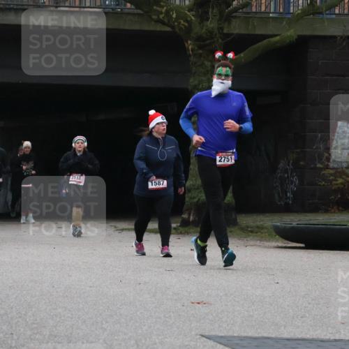 08.12.2024 - St. Pauli X-Mass-Run No. 14 Strokosch-Dieckow http://msf.ph/oto/7507423 08.12.2024 09:45:06 Laufen 273, 1007, 2513, 1587, 2751, 2752 meine-sportfotos.de