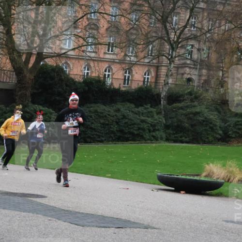 08.12.2024 - St. Pauli X-Mass-Run No. 14 Strokosch-Dieckow http://msf.ph/oto/7507430 08.12.2024 09:45:07 Laufen 2751, 2752, 274, 894 meine-sportfotos.de