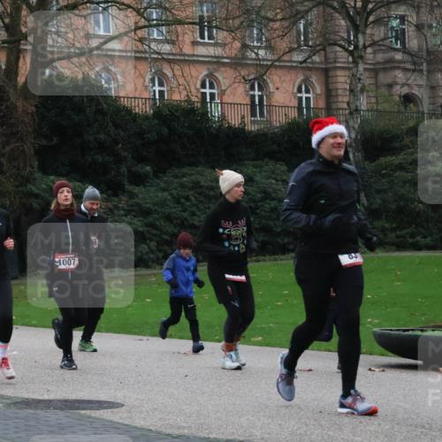 08.12.2024 - St. Pauli X-Mass-Run No. 14 Strokosch-Dieckow http://msf.ph/oto/7507440 08.12.2024 09:45:18 Laufen 1007, 273, 85, 3, 2513, 2513 meine-sportfotos.de