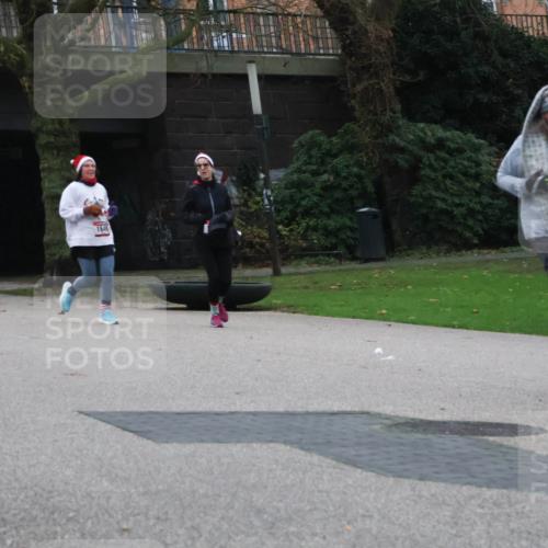 08.12.2024 - St. Pauli X-Mass-Run No. 14 Strokosch-Dieckow http://msf.ph/oto/7507459 08.12.2024 09:45:20 Laufen 2847, 334, 1646, 513 meine-sportfotos.de
