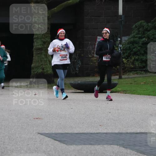08.12.2024 - St. Pauli X-Mass-Run No. 14 Strokosch-Dieckow http://msf.ph/oto/7507461 08.12.2024 09:45:20 Laufen 847, 1646, 1685 meine-sportfotos.de