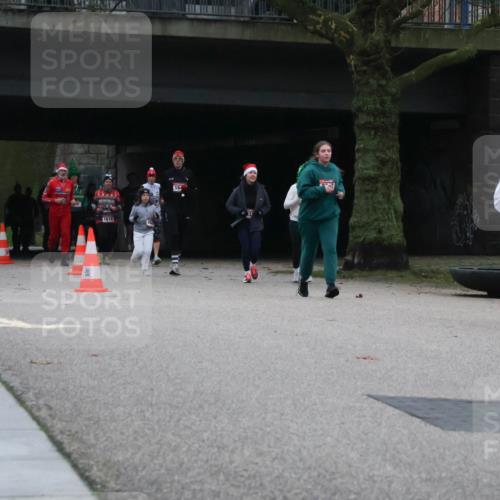 08.12.2024 - St. Pauli X-Mass-Run No. 14 Strokosch-Dieckow http://msf.ph/oto/7507472 08.12.2024 09:45:21 Laufen 1610, 164, 1646 meine-sportfotos.de