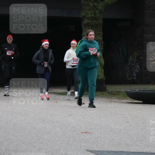 08.12.2024 - St. Pauli X-Mass-Run No. 14 Strokosch-Dieckow http://msf.ph/oto/7507480 08.12.2024 09:45:22 Laufen 1610, 164, 1642, 33, 3343, 33, 947 meine-sportfotos.de