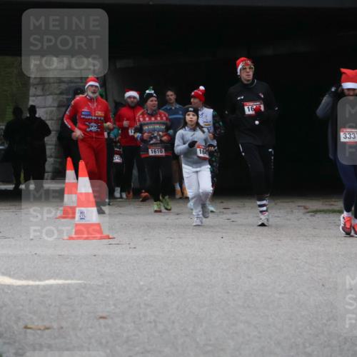08.12.2024 - St. Pauli X-Mass-Run No. 14 Strokosch-Dieckow http://msf.ph/oto/7507489 08.12.2024 09:45:23 Laufen 335, 1610, 164, 16, 3337, 3343, 3343 meine-sportfotos.de