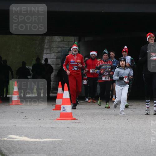 08.12.2024 - St. Pauli X-Mass-Run No. 14 Strokosch-Dieckow http://msf.ph/oto/7507491 08.12.2024 09:45:23 Laufen 342, 1335, 1610, 164, 1643 meine-sportfotos.de