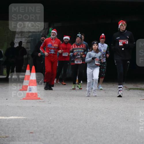 08.12.2024 - St. Pauli X-Mass-Run No. 14 Strokosch-Dieckow http://msf.ph/oto/7507497 08.12.2024 09:45:24 Laufen 1335, 1610, 16, 3, 3337 meine-sportfotos.de