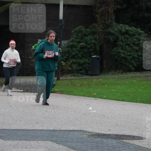 08.12.2024 - St. Pauli X-Mass-Run No. 14 Strokosch-Dieckow http://msf.ph/oto/7507502 08.12.2024 09:45:24 Laufen 3337, 3343, 2847 meine-sportfotos.de