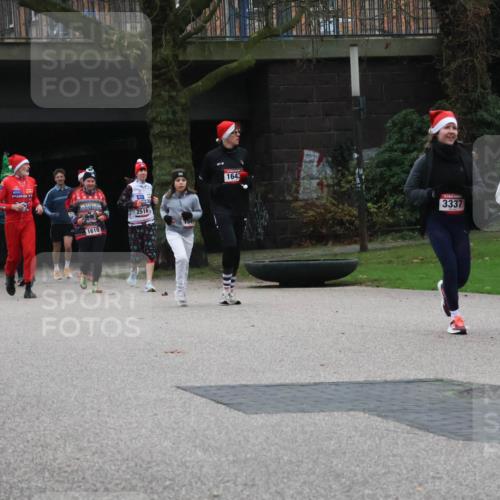 08.12.2024 - St. Pauli X-Mass-Run No. 14 Strokosch-Dieckow http://msf.ph/oto/7507509 08.12.2024 09:45:27 Laufen 1346, 1062, 1610, 2516, 1643, 3337, 3343, 3343 meine-sportfotos.de