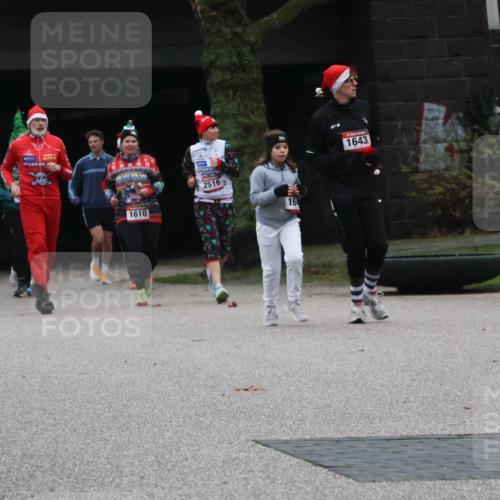 08.12.2024 - St. Pauli X-Mass-Run No. 14 Strokosch-Dieckow http://msf.ph/oto/7507511 08.12.2024 09:45:28 Laufen 134, 1862, 1610, 2516, 16, 1643 meine-sportfotos.de