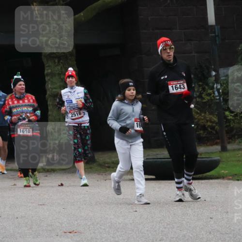 08.12.2024 - St. Pauli X-Mass-Run No. 14 Strokosch-Dieckow http://msf.ph/oto/7507517 08.12.2024 09:45:28 Laufen 340, 1610, 2516, 1643, 16 meine-sportfotos.de