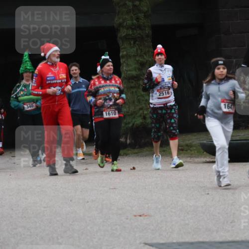 08.12.2024 - St. Pauli X-Mass-Run No. 14 Strokosch-Dieckow http://msf.ph/oto/7507519 08.12.2024 09:45:29 Laufen 346, 1862, 340, 1610, 2516, 1647, 643 meine-sportfotos.de