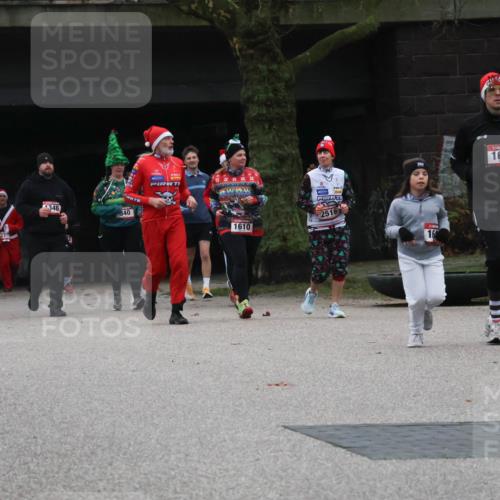 08.12.2024 - St. Pauli X-Mass-Run No. 14 Strokosch-Dieckow http://msf.ph/oto/7507521 08.12.2024 09:45:29 Laufen 777, 346, 340, 1610, 2516, 16, 164 meine-sportfotos.de