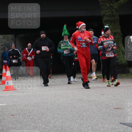 08.12.2024 - St. Pauli X-Mass-Run No. 14 Strokosch-Dieckow http://msf.ph/oto/7507523 08.12.2024 09:45:29 Laufen 102, 3080, 23, 134, 340, 1610, 2516 meine-sportfotos.de