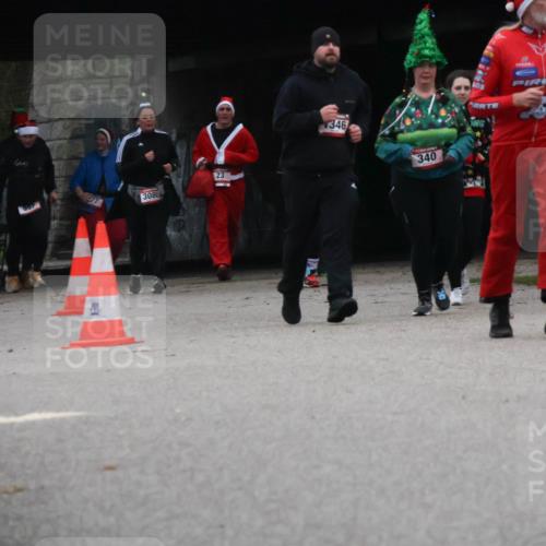 08.12.2024 - St. Pauli X-Mass-Run No. 14 Strokosch-Dieckow http://msf.ph/oto/7507527 08.12.2024 09:45:30 Laufen 1026, 997, 3080, 23, 346, 340, 1610 meine-sportfotos.de