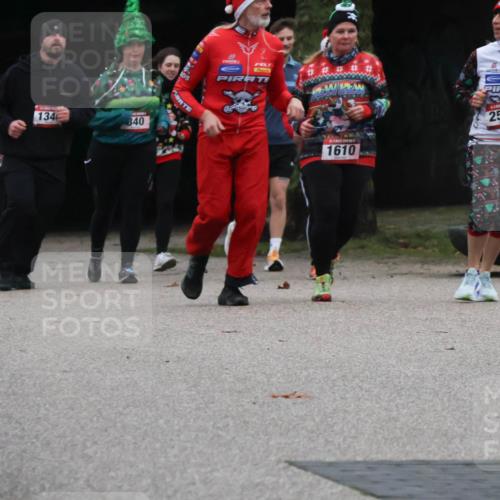 08.12.2024 - St. Pauli X-Mass-Run No. 14 Strokosch-Dieckow http://msf.ph/oto/7507528 08.12.2024 09:45:30 Laufen 23, 1346, 840, 1610, 2516 meine-sportfotos.de