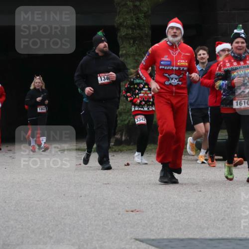 08.12.2024 - St. Pauli X-Mass-Run No. 14 Strokosch-Dieckow http://msf.ph/oto/7507540 08.12.2024 09:45:31 Laufen 3080, 23, 1862, 1346, 3342, 1610 meine-sportfotos.de