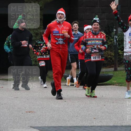 08.12.2024 - St. Pauli X-Mass-Run No. 14 Strokosch-Dieckow http://msf.ph/oto/7507543 08.12.2024 09:45:32 Laufen 1862, 3342, 1610, 2516 meine-sportfotos.de
