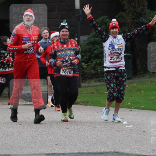 08.12.2024 - St. Pauli X-Mass-Run No. 14 Strokosch-Dieckow http://msf.ph/oto/7507544 08.12.2024 09:45:32 Laufen 1346, 3342, 1610, 14, 2516 meine-sportfotos.de