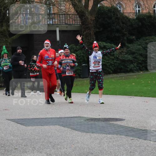 08.12.2024 - St. Pauli X-Mass-Run No. 14 Strokosch-Dieckow http://msf.ph/oto/7507550 08.12.2024 09:45:33 Laufen 23, 1862, 340, 3342, 1610, 2516 meine-sportfotos.de