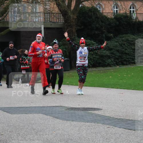 08.12.2024 - St. Pauli X-Mass-Run No. 14 Strokosch-Dieckow http://msf.ph/oto/7507551 08.12.2024 09:45:33 Laufen 1862, 340, 1346, 2516, 1610, 3342 meine-sportfotos.de